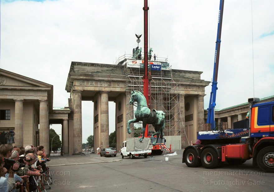 Berlin. Die restaurierte Quadriga wird auf das Brandenburger Tor montiert
16. Juli 1991. Berlin. Mitte.Die restaurierte Quadriga wird auf das Brandenburger Tor montiert.
Schlüsselwörter: Berlin;Brandenburg Gate;Brandenburger Tor;Deutschland;Germany;Mitte;Quadriga;1991;Restaurierung