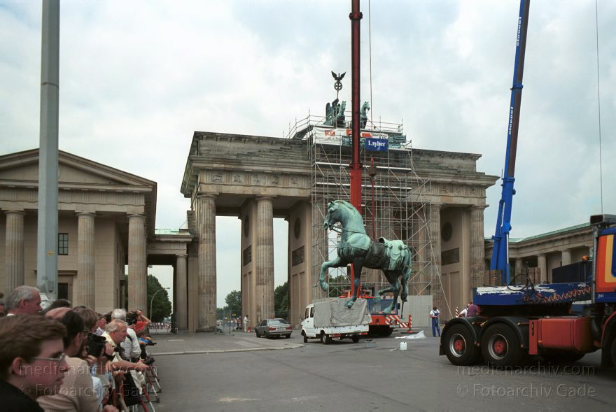 Berlin. Die restaurierte Quadriga wird auf das Brandenburger Tor montiert
16. Juli 1991. Berlin. Mitte.Die restaurierte Quadriga wird auf das Brandenburger Tor montiert.
Schlüsselwörter: Berlin;Brandenburg Gate;Brandenburger Tor;Deutschland;Germany;Mitte;Quadriga;1991;Restaurierung