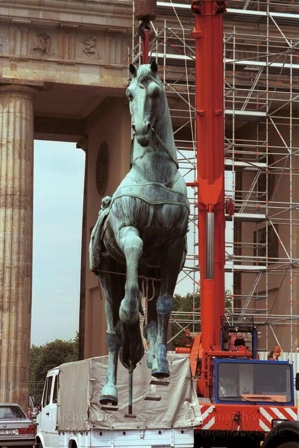 Berlin. Die restaurierte Quadriga wird auf das Brandenburger Tor montiert
16. Juli 1991. Berlin. Mitte.Die restaurierte Quadriga wird auf das Brandenburger Tor montiert.
Schlüsselwörter: Berlin;Brandenburg Gate;Brandenburger Tor;Deutschland;Germany;Mitte;Quadriga;1991;Restaurierung