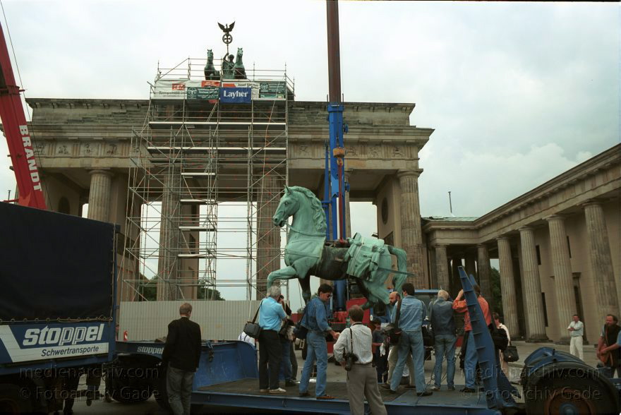 Berlin. Die restaurierte Quadriga wird auf das Brandenburger Tor montiert
16. Juli 1991. Berlin. Mitte.Die restaurierte Quadriga wird auf das Brandenburger Tor montiert.
Schlüsselwörter: Berlin;Brandenburg Gate;Brandenburger Tor;Deutschland;Germany;Mitte;Quadriga;1991;Restaurierung