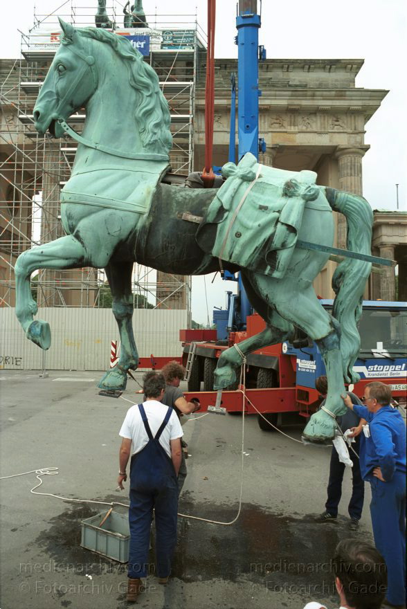 Berlin. Die restaurierte Quadriga wird auf das Brandenburger Tor montiert
16. Juli 1991. Berlin. Mitte.Die restaurierte Quadriga wird auf das Brandenburger Tor montiert.
Schlüsselwörter: Berlin;Brandenburg Gate;Brandenburger Tor;Deutschland;Germany;Mitte;Quadriga;1991;Restaurierung