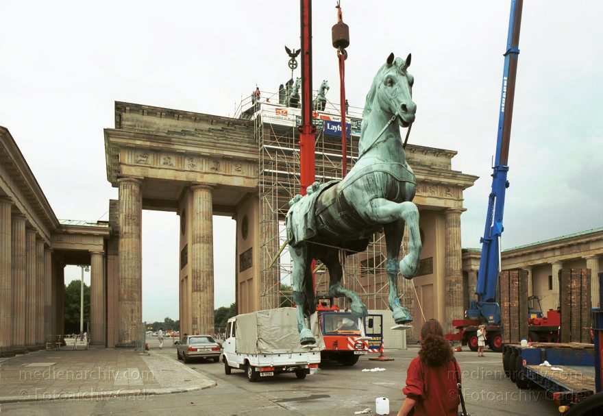 Berlin. Die restaurierte Quadriga wird auf das Brandenburger Tor montiert
16. Juli 1991. Berlin. Mitte.Die restaurierte Quadriga wird auf das Brandenburger Tor montiert.
Schlüsselwörter: Berlin;Brandenburg Gate;Brandenburger Tor;Deutschland;Germany;Mitte;Quadriga;1991;Restaurierung