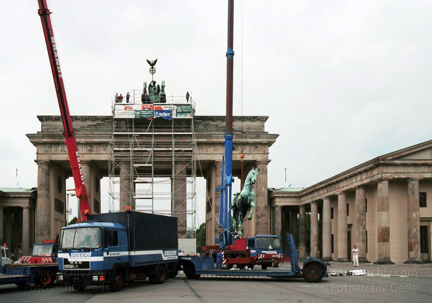 Berlin. Die restaurierte Quadriga wird auf das Brandenburger Tor montiert
16. Juli 1991. Berlin. Mitte.Die restaurierte Quadriga wird auf das Brandenburger Tor montiert.
Schlüsselwörter: Berlin;Brandenburg Gate;Brandenburger Tor;Deutschland;Germany;Mitte;Quadriga;1991;Restaurierung