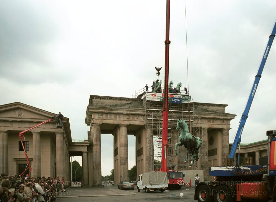 Berlin. Die restaurierte Quadriga wird auf das Brandenburger Tor montiert
16. Juli 1991. Berlin. Mitte.Die restaurierte Quadriga wird auf das Brandenburger Tor montiert.
Schlüsselwörter: Berlin;Brandenburg Gate;Brandenburger Tor;Deutschland;Germany;Mitte;Quadriga;1991;Restaurierung