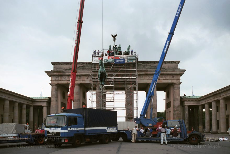 Berlin. Die restaurierte Quadriga wird auf das Brandenburger Tor montiert
16. Juli 1991. Berlin. Mitte.Die restaurierte Quadriga wird auf das Brandenburger Tor montiert.
Schlüsselwörter: Berlin;Brandenburg Gate;Brandenburger Tor;Deutschland;Germany;Mitte;Quadriga;1991;Restaurierung