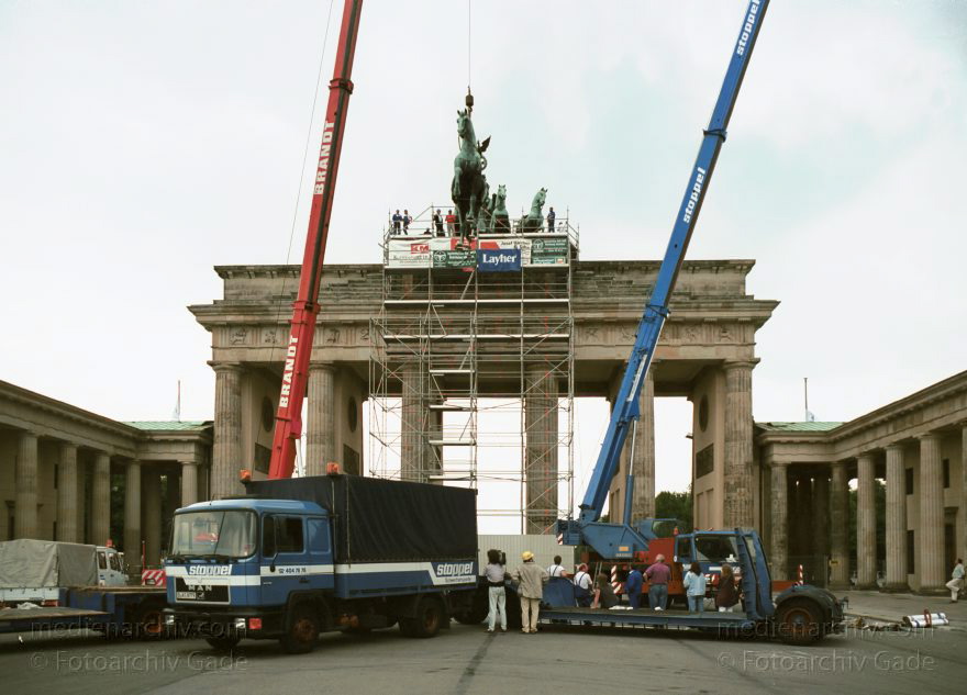Berlin. Die restaurierte Quadriga wird auf das Brandenburger Tor montiert
16. Juli 1991. Berlin. Mitte.Die restaurierte Quadriga wird auf das Brandenburger Tor montiert.
Schlüsselwörter: Berlin;Brandenburg Gate;Brandenburger Tor;Deutschland;Germany;Mitte;Quadriga;1991;Restaurierung