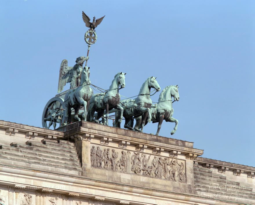 Berlin. Brandenburger Tor. Quadriga. Pferdegespann. Bronzestatue.
31. 7. 1991. Berlin. Mitte. Brandenburger Tor. Quadriga. Pferdegespann. Bronzestatue.
Schlüsselwörter: Berlin;Brandenburg Gate;Brandenburger Tor;Deutschland;Germany;Gespann;Mitte;Pferde;1991;Quadriga