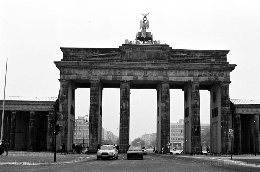 Berlin. Tiergarten. Brandenburger Tor
29. Dezember 1992. Berlin. Mitte. Tiergarten. Brandenburger Tor
Schlüsselwörter: Berlin;Brandenburg Gate;Brandenburger Tor;Deutschland;Germany;Mitte;1992;Tiergarten