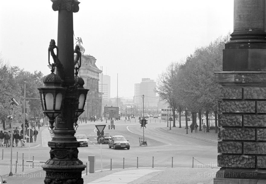 Berlin. Tiergarten. Ehemaliger Mauerstreifen zwischen Reichstag und Brandenburger Tor.
23. 10. 1994. Berlin. Mitte. Tiergarten. Ehemaliger Mauerstreifen zwischen Reichstag und Brandenburger Tor.
Schlüsselwörter: Berlin;Brandenburg Gate;Brandenburger Tor;Deutschland;Germany;1994;Mitte