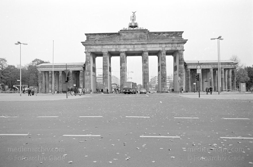 Berlin. Tiergarten. Ehemaliger Mauerstreifen zwischen Reichstag und Brandenburger Tor.
23. 10. 1994. Berlin. Mitte. Tiergarten. Ehemaliger Mauerstreifen zwischen Reichstag und Brandenburger Tor.
Schlüsselwörter: Berlin;Brandenburg Gate;Brandenburger Tor;Deutschland;Germany;1994;Mitte