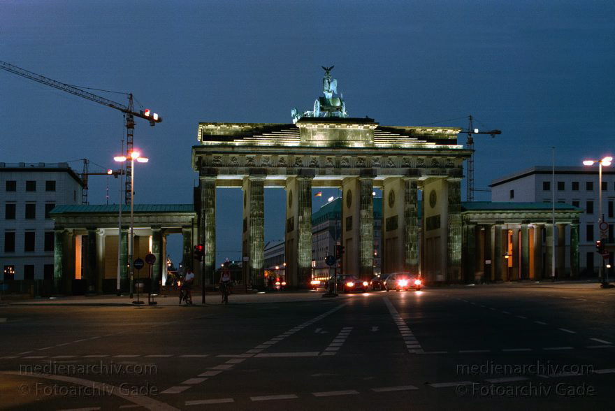 Berlin. Brandenburger Tor. Nachtaufnahme.
3. Juli 1999. Berlin. Mitte. Brandenburger Tor. Nachtaufnahme.
Schlüsselwörter: Berlin;Brandenburg Gate;Brandenburger Tor;Deutschland;Germany;Mitte;Nacht;1999;Nachtaufnahme Berlin. Brandenburger Tor. Nachtaufnahme.
3. Juli 1999. Berlin. Mitte. Brandenburger Tor. Nachtaufnahme.
Schlüsselwörter: Berlin;Brandenburg Gate;Brandenburger Tor;Deutschland;Germany;Mitte;Nacht;1999;Nachtaufnahme