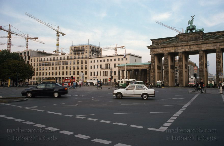 Berlin. Tiergarten. Brandenburger Tor
Oktober 1999. Berlin. Mitte. Tiergarten. Regierungsviertel. Brandenburger Tor
Schlüsselwörter: Berlin;Brandenburg Gate;Brandenburger Tor;Deutschland;Germany;Mitte;Regierungsviertel;1999;Tiergarten Berlin. Tiergarten. Brandenburger Tor
Oktober 1999. Berlin. Mitte. Tiergarten. Regierungsviertel. Brandenburger Tor
Schlüsselwörter: Berlin;Brandenburg Gate;Brandenburger Tor;Deutschland;Germany;Mitte;Regierungsviertel;1999;Tiergarten