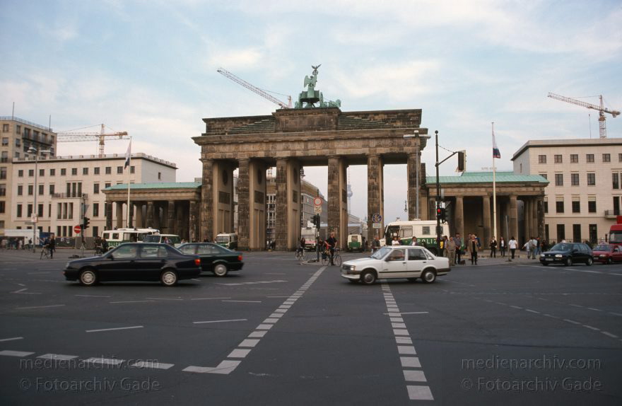 Berlin. Tiergarten. Brandenburger Tor
Oktober 1999. Berlin. Mitte. Tiergarten. Regierungsviertel. Brandenburger Tor
Schlüsselwörter: Berlin;Brandenburg Gate;Brandenburger Tor;Deutschland;Germany;Mitte;Regierungsviertel;1999;Tiergarten