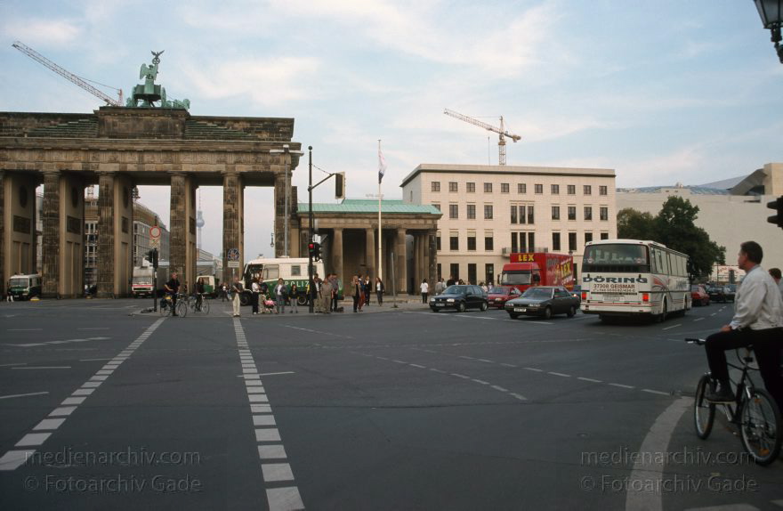 Berlin. Tiergarten. Brandenburger Tor
Oktober 1999. Berlin. Mitte. Tiergarten. Regierungsviertel. Brandenburger Tor
Schlüsselwörter: Berlin;Brandenburg Gate;Brandenburger Tor;Deutschland;Germany;Mitte;Regierungsviertel;1999;Tiergarten