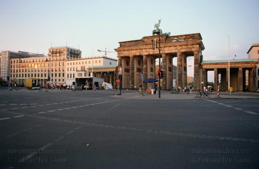 Berlin. Tiergarten. Brandenburger Tor
Juni 2000. Berlin. Mitte. Tiergarten. Regierungsviertel. Brandenburger Tor
Schlüsselwörter: Berlin;Brandenburg Gate;Brandenburger Tor;Deutschland;Germany;Mitte;Regierungsviertel;2000;Tiergarten