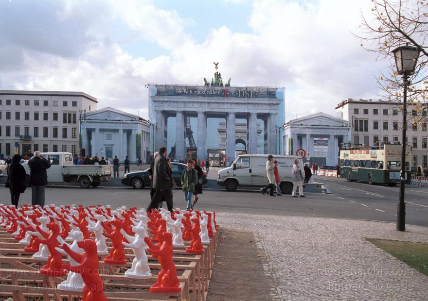 Berlin. Freiluftausstellung Bären Parade. Unter den Linden. Brandenburger Tor
November 2000. Berlin. Mitte. Freiluftausstellung Bären Parade. Unter den Linden. Brandenburger Tor
Schlüsselwörter: Baeren Parade;Berlin;Brandenburg Gate;Brandenburger Tor;Deutschland;Germany;Mitte;2000;Unter den Linden