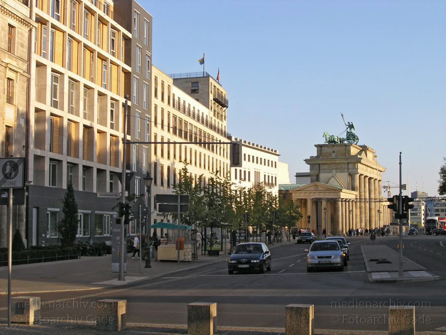 Berlin. Brandenburger Tor. Dorotheenstraße
12. 09. 2004. Berlin. Mitte. Regierungsviertel. Brandenburger Tor. Dorotheenstraße
Schlüsselwörter: Berlin;Brandenburg Gate;Brandenburger Tor;Deutschland;Dorotheenstraße;Germany;Mitte;2004;Regierungsviertel