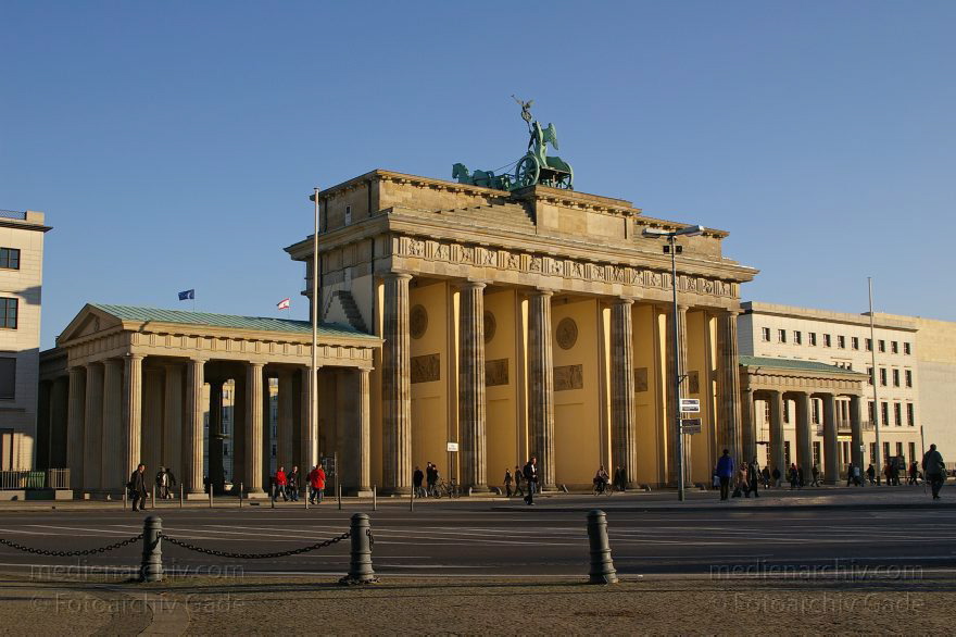 Berlin. Platz vor dem Brandenburger Tor
16. 01. 2005 Berlin. Mitte. Regierungsviertel. Platz vor dem Brandenburger Tor
Schlüsselwörter: Berlin;Brandenburg Gate;Brandenburger Tor;Deutschland;Germany;Mitte;2005;Regierungsviertel