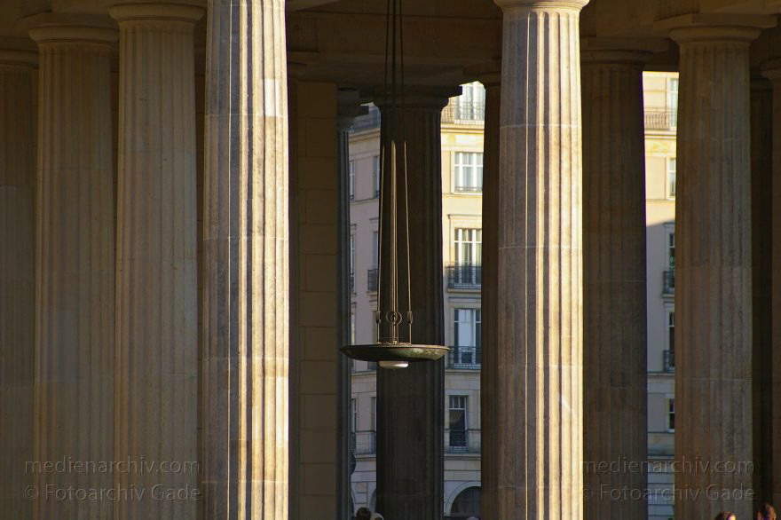 Berlin. Lampe zwischen den Säulen des Brandenburger Tors.
16. 01. 2005 Berlin. Mitte. Regierungsviertel. Lampe zwischen den Säulen des Brandenburger Tors.
Schlüsselwörter: Berlin;Brandenburg Gate;Brandenburger Tor;Deutschland;Germany;Mitte;2005;Regierungsviertel