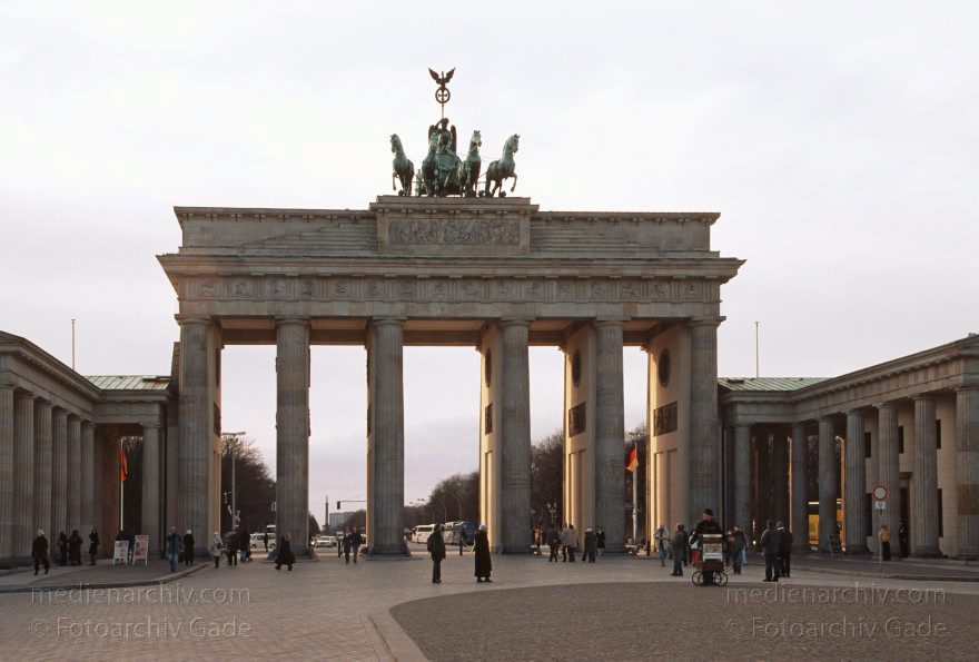 Berlin. Brandenburger Tor. Pariser Platz
23. 1. 2005. Mitte. Regierungsviertel. Brandenburger Tor. Pariser Platz
Schlüsselwörter: Berlin;Brandenburg Gate;Brandenburger Tor;Deutschland;Germany;Mitte;2005;Pariser Platz