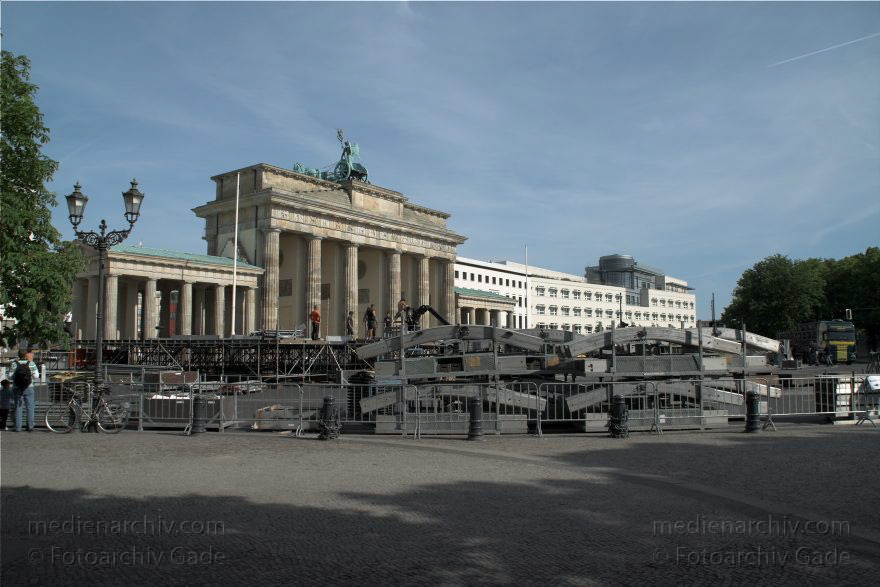 Berlin. Vor dem Brandenburger Tor.
17. 5. 2009. Berlin. Mitte. Vor dem Brandenburger Tor. Vorbereitung der Feier zum 60-jährigen Bestehen der Bundesrepublik BRD.
Schlüsselwörter: Berlin;Brandenburg Gate;Brandenburger Tor;Deutschland;Germany;2009;Mitte