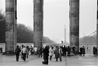 Berlin-Mitte-Brandenburger-Tor-19900119-12.jpg