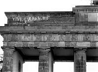 Berlin-Mitte-Brandenburger-Tor-19900119-8.jpg