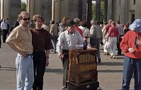 Berlin-Mitte-Brandenburger-Tor-19910602-13.jpg