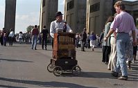 Berlin-Mitte-Brandenburger-Tor-19910602-14.jpg