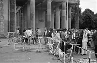 Berlin-Mitte-Brandenburger-Tor-19910602-37.jpg