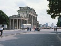 Berlin-Mitte-Brandenburger-Tor-19910623-019.jpg