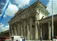 Berlin-Mitte-Brandenburger-Tor-19910715-14.jpg