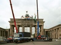 Berlin-Mitte-Brandenburger-Tor-19910715-48.jpg