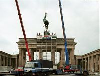 Berlin-Mitte-Brandenburger-Tor-19910715-49.jpg