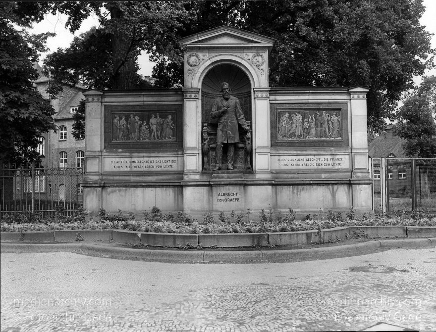 Denkmal in Mitte. Luisenstrasse. Albrecht von Graefe. -
1992. Denkmal in Mitte. Luisenstrasse. Albrecht von Graefe. 1828-1870
Schlüsselwörter: Berlin;Charité;Denkmal;Deutschland;Germany;Krankenhaus;Mitte;1992;von Graefe, Albrecht