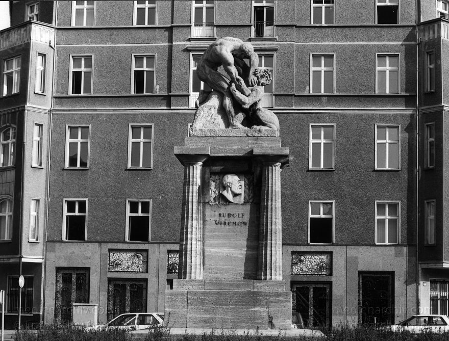 Rudolf-Virchow-Denkmal in Mitte.
August 1992. Rudolf-Virchow-Denkmal in Mitte.
Schlüsselwörter: Berlin;Charité;Denkmal;Deutschland;Germany;Krankenhaus;Mitte;1992;Virchow, Rudolf