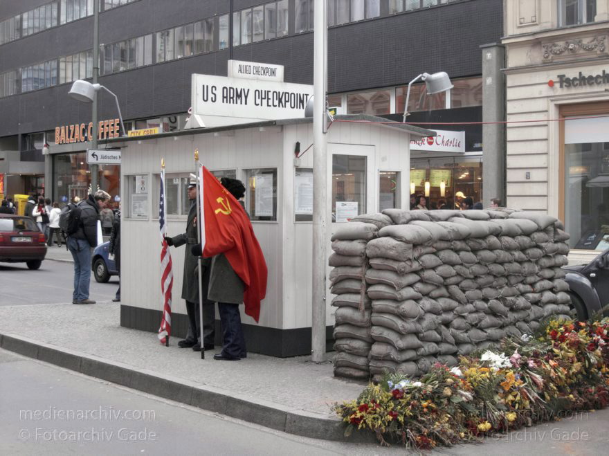 Berlin. Checkpoint Charly. Ehemaliger Grenzübergang
02.01.2005. Berlin. Mitte. Checkpoint Charly. Ehemaliger Grenzübergang zwischen Ostberlin und Westberlin an der DDR Grenze. (Amerikanischer Sektor) Anziehungspunkt für Touristen. Souvenirs. Gedenkstätte.
Schlüsselwörter: Berlin;Checkpoint Charly;Deutschland;Germany;2005;Mitte