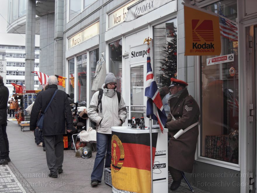 Berlin. Checkpoint Charly. Ehemaliger Grenzübergang
02.01.2005. Berlin. Mitte. Checkpoint Charly. Ehemaliger Grenzübergang zwischen Ostberlin und Westberlin an der DDR Grenze. (Amerikanischer Sektor) Anziehungspunkt für Touristen. Souvenirs. Gedenkstätte.
Schlüsselwörter: Berlin;Checkpoint Charly;Deutschland;Germany;2005;Mitte