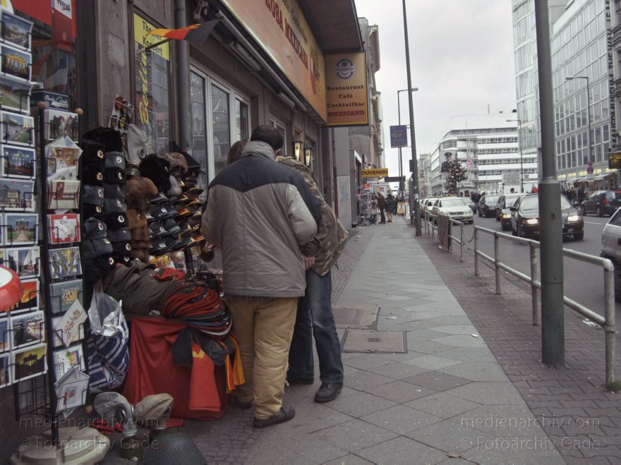 Berlin. Checkpoint Charly. Ehemaliger Grenzübergang
02.01.2005. Berlin. Mitte. Checkpoint Charly. Ehemaliger Grenzübergang zwischen Ostberlin und Westberlin an der DDR Grenze. (Amerikanischer Sektor) Anziehungspunkt für Touristen. Souvenirs. Gedenkstätte.
Schlüsselwörter: Berlin;Checkpoint Charly;Deutschland;Germany;2005;Mitte