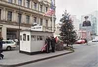 Berlin-Mitte-Checkpoint-Charly-20050102-18.jpg