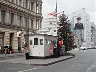 Berlin-Mitte-Checkpoint-Charly-20050102-21.jpg