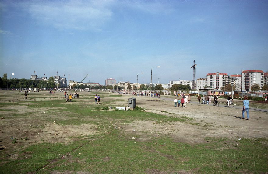 Berlin. Ehemaliger Mauerstreifen zwischen dem Brandenburger Tor und Potsdamer Platz
3. Okober 1990. Berlin. Mitte. Ehemaliger Mauerstreifen zwischen dem Brandenburger Tor und Potsdamer Platz
Schlüsselwörter: Berlin;Deutschland;Germany;1990;Mitte
