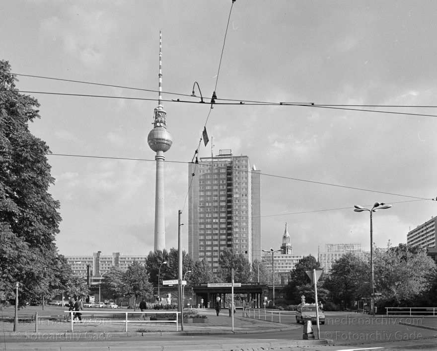 Berlin. Rosenthalerstraße. Fernsehturm
1992. Berlin. Mitte. Rosenthaler Straße. Fernsehturm
Schlüsselwörter: Berlin;Deutschland;Fernsehturm;Germany;Mitte;1992;Rosenthaler Straße
