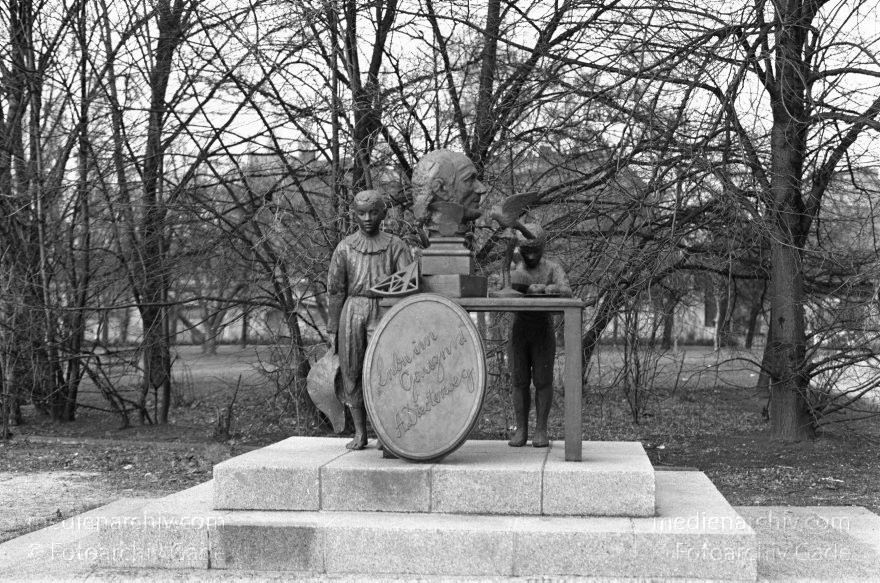 Berlin. Adolph Diesterweg Denkmal
14. 1. 1993. Berlin. Mitte. Adolph Diesterweg Denkmal
Schlüsselwörter: Adolph Diesterweg Denkmal;Berlin;Deutschland;Diesterweg Denkmal;Germany;1993;Mitte