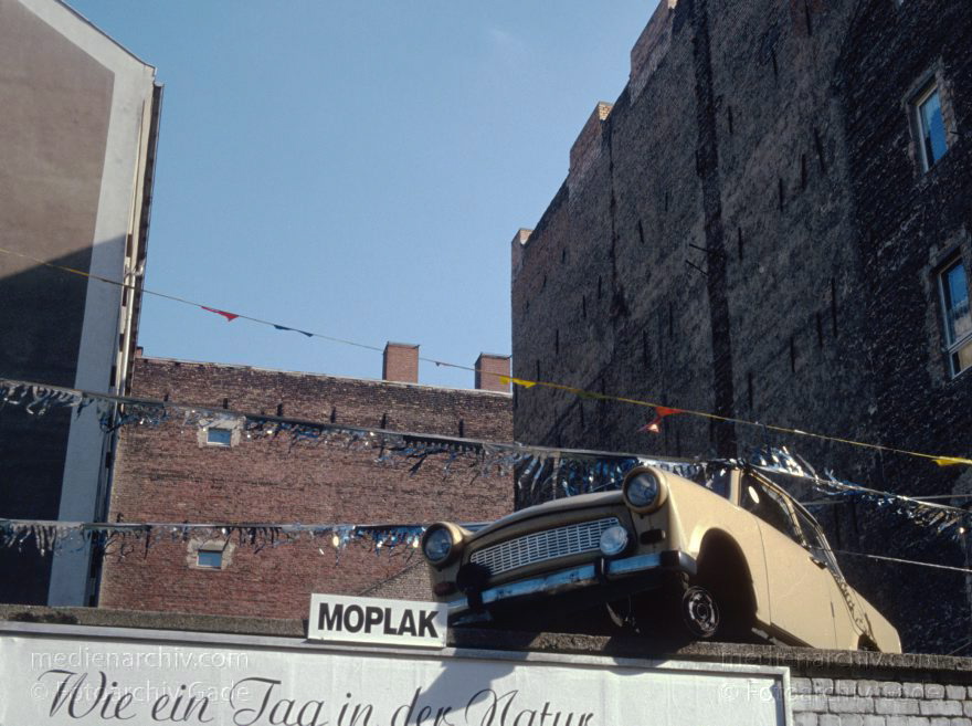 Berlin. Autohändler. Dircksenstraße. Trabbi. Trabant
1993. Berlin. Mitte. Autohändler. Dircksenstraße. Trabbi. Trabant
Schlüsselwörter: Autohändler;Berlin;Deutschland;Dircksenstraße;Germany;Mitte;Trabant;1993;Trabbi