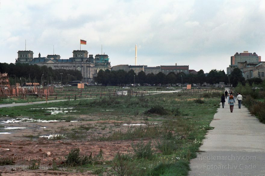 Berlin. Tiergarten. Potsdamer Platz
September 1994. Berlin. Mitte. Tiergarten. Potsdamer Platz
Schlüsselwörter: Berlin;Deutschland;Germany;Mitte;Potsdamer Platz;1994;Tiergarten