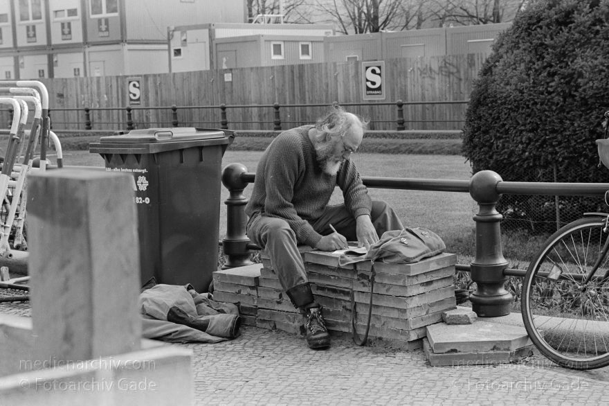 Berlin. Ein Mann sitzt auf Gehwegplatten und schreibt.
1995. Berlin. Mitte. Ein Mann sitzt auf Gehwegplatten und schreibt.
Schlüsselwörter: Berlin;Deutschland;Germany;1995;Mitte