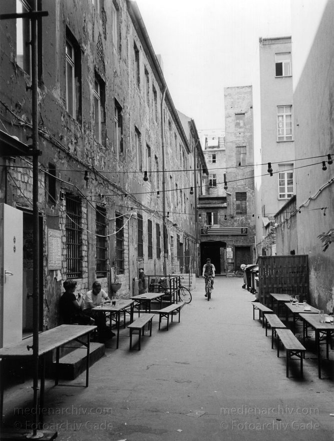 Berlin. Hinterhof an der Rosenthalerstraße
Juni 1996. Berlin. Mitte. Hinterhof an der Rosenthaler Straße
Schlüsselwörter: Berlin;Deutschland;Germany;Hinterhof;Mitte;1996;Rosenthaler Straße