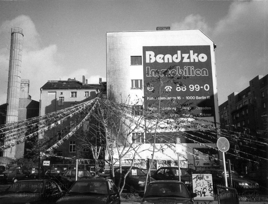 Berlin. Dircksenstraße. Autohändler. Bendzko Immobilien
November 1996. Berlin. Mitte. Dircksenstraße. Autohändler. Bendzko Immobilien
Schlüsselwörter: Autohändler;Bendzko;Berlin;Deutschland;Dircksenstraße;Germany;1996;Mitte