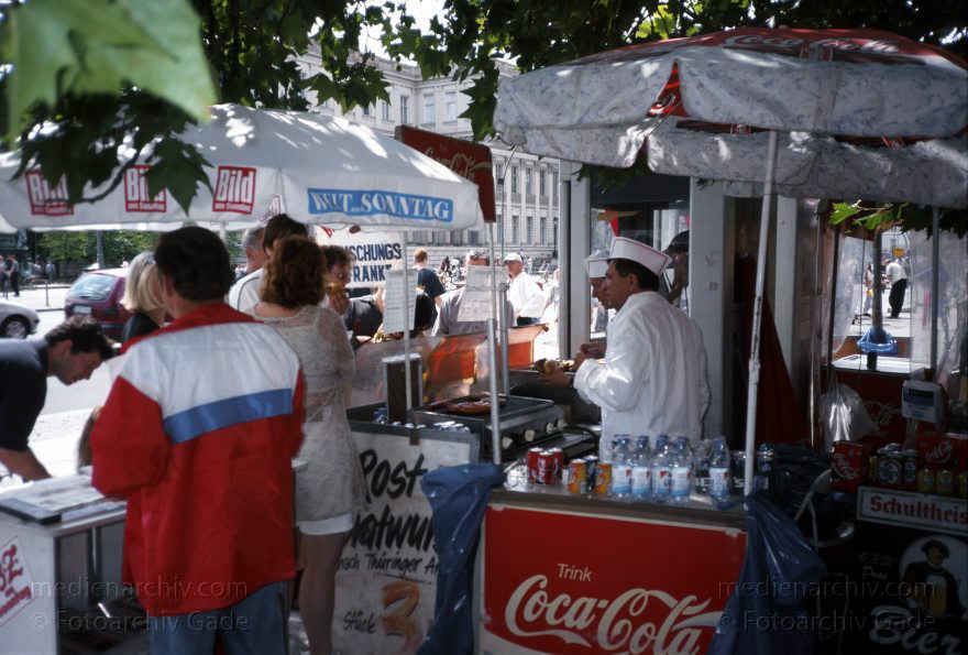 Berlin. Imbiss. Würstchenstand.
September 2000. Berlin. Mitte. Imbiss. Würstchenstand.
Schlüsselwörter: Berlin;Deutschland;Germany;Imbiss;Mitte;2000;Wurst
